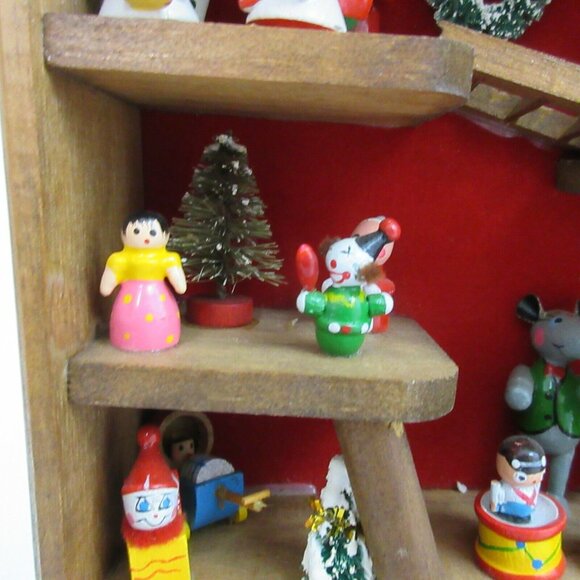 Santa’s Toy Shop Christmas Diorama Shadow Music Box Plays "It's a Small World" - Picture 4 of 12